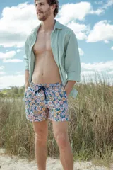 Camisa celeste de lino, de manga larga y corte clásico.