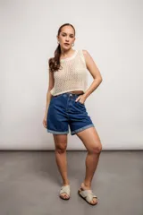 Musculosa de red negra con cuello redondo y sisas anchas.