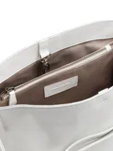 Cartera tipo shopper de cuero color blanco, con correa regulable y división interna con cierre.