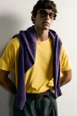 Camiseta regular fit color amarillo, con efecto lavado, cuello redondo y manga corta.