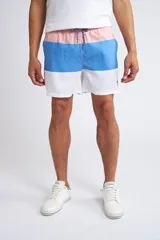 Short de baño con cintura elástica y cordón ajustable, confeccionado en tela ligera de secado rápido. Presenta un estampado botánico integral en tonos amarillos, blancos y azules, con dos bolsillos delanteros y uno posterior.