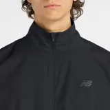 Campera New Balance Fast Days para hombre, color negro, de manga larga con puños elásticos, cuello alto y cierre frontal completo. Cuenta con el logo de la marca bordado en el pecho.