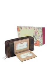 Billetera larga de diseño rectangular en tono beige, confeccionada en símil cuero con textura combinada. Cuenta con doble compartimento principal con cierre, solapa frontal con broche a presión, visor para documentos y tarjetero extraíble. Incluye monedero interno y múltiples espacios para billetes y tarjetas.