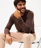 Remera deportiva de manga larga Get Over, de color marrón, con cuello redondo y confeccionada en tejido tecnológico con tecnología dry.
