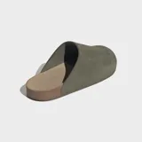 Zueco Adidas Adimule de diseño minimalista, confeccionado en ante color verde oliva con suela de corcho y base de goma.