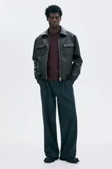 Buzo de punto fino color borgoña, con cuello redondo y corte regular.