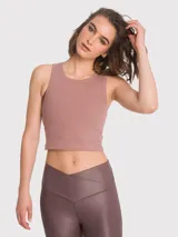 Top crop sin mangas de tejido acanalado, con cuello redondo y ajuste al cuerpo.