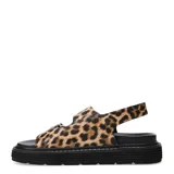 Sandalias planas de mujer Miss Carol modelo Milan, con tiras de cuero sintético con estampa animal print de leopardo, hebillas metálicas doradas y suela chunky negra.