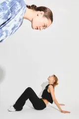 Sweater tejido tipo remerón oversize con proceso artesanal batik, silueta amplia, manga caída y etiqueta tejida con monograma en el delantero.