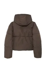 Campera puffer color verde militar, acolchada, con capucha y cierre frontal de cremallera.