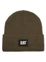 Gorro tipo beanie de tejido de punto en color verde oliva, con diseño de puño doblado y etiqueta rectangular con el logo de la marca en el frente.