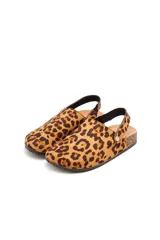 Zueco destalonado con estampa animal print de leopardo, puntera redonda, tira trasera ajustable y suela de corcho con base de goma.
