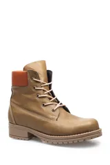 Borcego color marrón claro de cuero liso, con cordones y suela de goma.