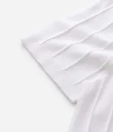 Remera slim de manga corta con cuello redondo, confeccionada en tejido de viscosa con textura de rayas verticales.