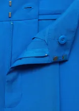 Short de tiro alto con diseño wideleg, confeccionado en una mezcla de lyocell y lino. Presenta cierre frontal con botón, gancho y cremallera, detalle de pinzas y trabillas para cinturón.