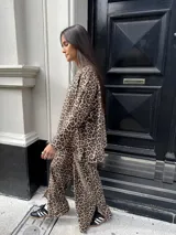 Pantalón de lanilla con estampado animal print de leopardo.