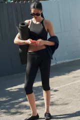 Top crop negro con cuello halter, confeccionado en tejido elástico y diseño ajustado.
