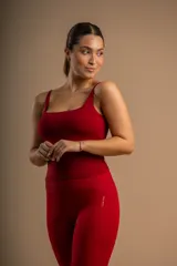 Conjunto deportivo negro compuesto por una musculosa con espalda deportiva y calza larga tiro alto.