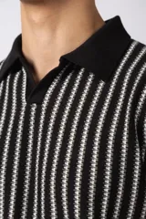 Chomba de tejido de punto con diseño de rayas verticales en tonos beige y marrón, cuello polo y mangas cortas con terminación acanalada.