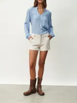 Short color marrón de gamuza, con cintura alta y corte holgado.