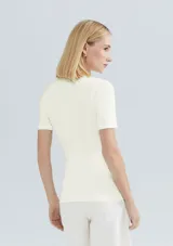 Blusa marrón de manga corta y cuello alto, confeccionada en tejido acanalado de ajuste ceñido al cuerpo.