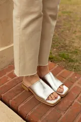 Sandalias plateadas de cuero con plataforma de madera.