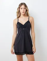 Chemise verde esmeralda de seda fría, marca Montelle. Con apliques de encaje en ruedo y escote. Breteles finos regulables.