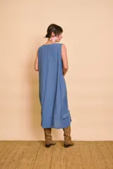 Vestido midi sin mangas de color azul, con escote en V y detalles de flecos y lentejuelas brillantes en el frente y el borde inferior.