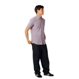 Camisa lila de manga corta con tecnología Vaporcool y Aerotech para absorción de humedad y respirabilidad. Cuenta con cuello clásico, cierre frontal con botones y un bolsillo ojal en el pecho.