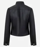 Campera de cuero sintético (PU) color negro, con cuello alto y cierre frontal de cremallera. Presenta bolsillos laterales con cierre, recortes pespuntados decorativos y botón a presión en el cuello. Marca Blue Steel.