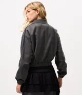 Campera bomber de sastrería color gris con estampa a cuadros, con cuello clásico, cierre frontal y elásticos en puños y cintura.
