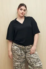 Blusa negra de silueta relajada con escote en V y mangas 3/4 con frunce en los hombros.