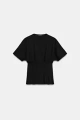 Camiseta de algodón con cuello redondo y manga corta. Presenta un diseño entallado con pinzas en la cintura y bajo recto.