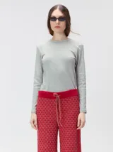 Pantalón de tejido jacquard con textura geométrica en tonos tostado y beige, de tiro medio, cintura elástica con cordón de ajuste y pierna ancha.
