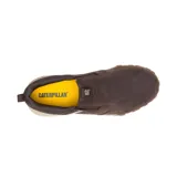 Zapatillas slip-on Caterpillar modelo Hex Ready, color marrón oscuro. Presentan un diseño moderno sin cordones con capellada de cuero nubuck, entresuela de EVA en tono beige y suela de goma con tecnología de tracción hexagonal.