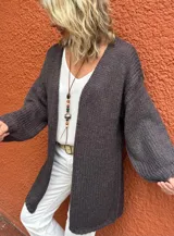 Saco abierto de punto, color marrón, con mangas largas y diseño holgado sin botones.