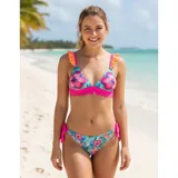 Bikini de dos piezas con estampado floral tropical sobre fondo celeste. El corpiño es de estilo triángulo con volados naranjas en los breteles y una banda inferior fucsia con detalle de puntilla. La bombacha es de corte tanga con tiras laterales ajustables en color fucsia.