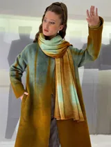 Chal de lana merino teñida, color naranja y celeste, de tejido fino y suave.