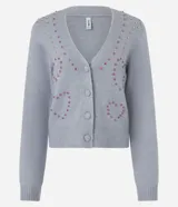Cardigan corto gris de punto fino, con escote en V, cierre frontal con botones y apliques de pedrería formando corazones.