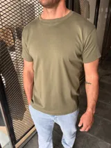 Remera de algodón color verde militar, de manga corta y corte recto, con cuello redondo clásico.