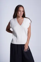 Chaleco de punto color borgoña, con diseño trenzado y escote en V.