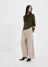 Chaleco de punto verde militar con cuello barco y diseño recto sin mangas.