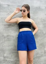 Short de tiro alto con estampado animal print y bolsillos laterales.