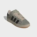 Championes Adidas modelo Campus 00s, con diseño inspirado en los años 80. Presentan una parte superior de gamuza texturizada en color verde oliva, con las icónicas tres rayas laterales en negro y detalle en el talón. Cuentan con cordones anchos y suela de goma en tono beige.