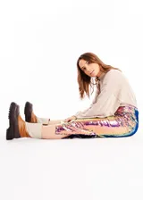 Botas de cuero color marrón y beige con caña media, cierre lateral y suela track.