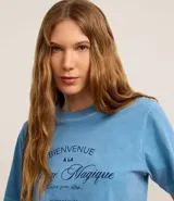 Remera celeste de algodón con cuello redondo y mangas cortas. Estampa frontal con lettering en francés.