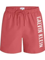 Short de baño color coral con cintura elástica ajustable con cordón, bolsillos laterales y logo de Calvin Klein estampado en blanco en la pierna derecha.