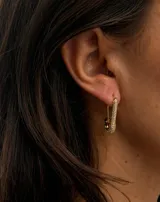 Aros con diseño de alfiler de gancho, bañados en oro y cubiertos con zirconias pavé.