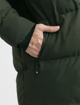Campera puffer de corte largo, color verde militar, con capucha fija, cierre frontal y puños elásticos internos.