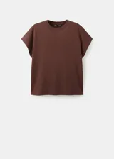 Camiseta de algodón color marrón, de diseño recto, cuello redondo y manga corta.